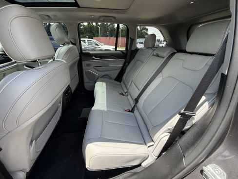 Used 2023 Jeep Grand Cherokee Overland RWD image 30