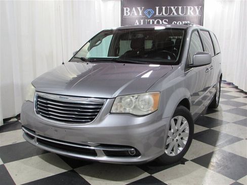 Used 2014 Chrysler Town & Country Touring image 7