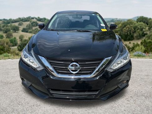 Used 2017 Nissan Altima 2.5 SV w/ Convenience Package FWD image 2