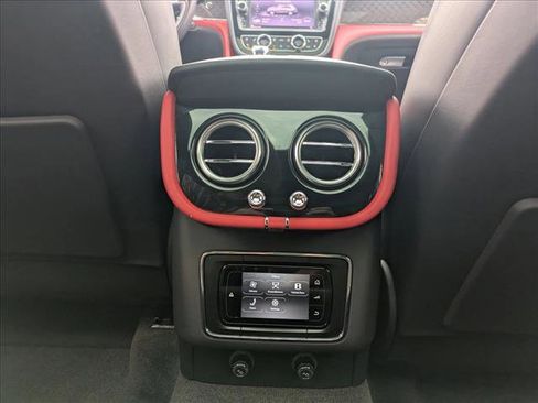 Used 2020 Bentley Bentayga image 19