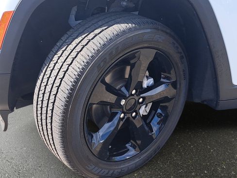 Used 2023 Jeep Grand Cherokee Altitude image 30