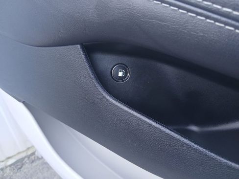 Used 2024 Chrysler Pacifica Select image 31