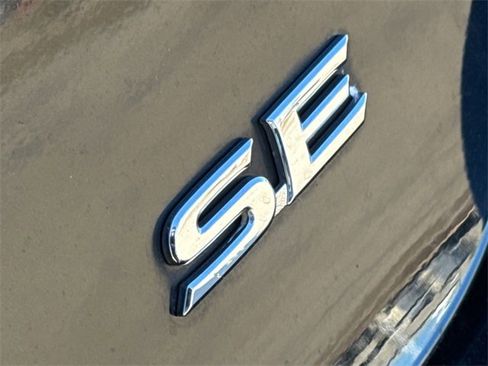 Used 2016 Toyota Camry SE image 9