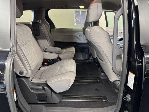 Used 2024 Toyota Sienna LE AWD/4WD image 27