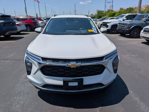 Used 2024 Chevrolet Trax LT w/ Driver Confidence Package FWD image 2