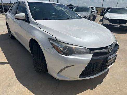 Used 2015 Toyota Camry SE FWD image 3