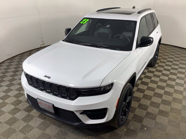 Used 2023 Jeep Grand Cherokee Altitude AWD/4WD image 17