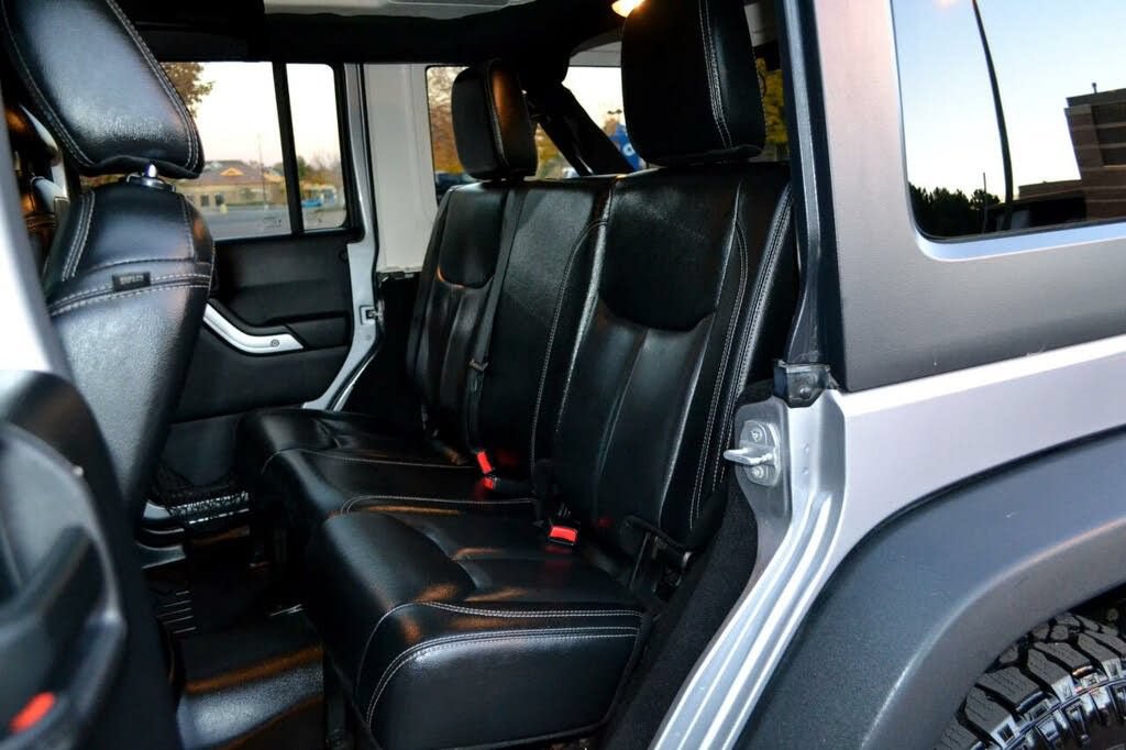 Used 2015 Jeep Wrangler Unlimited Rubicon w/ Dual Top Group AWD/4WD image 31