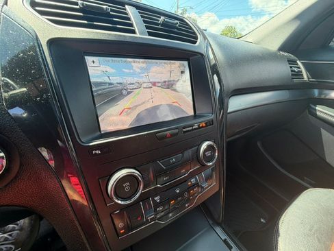 Used 2019 Ford Explorer XLT w/ Equipment Group 202A AWD/4WD image 13