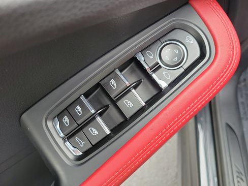 Certified 2025 Porsche Macan Turbo image 23