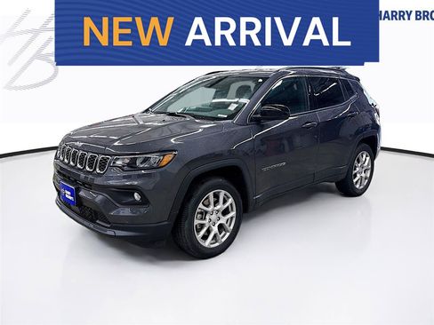 Used 2024 Jeep Compass Latitude AWD/4WD image 1