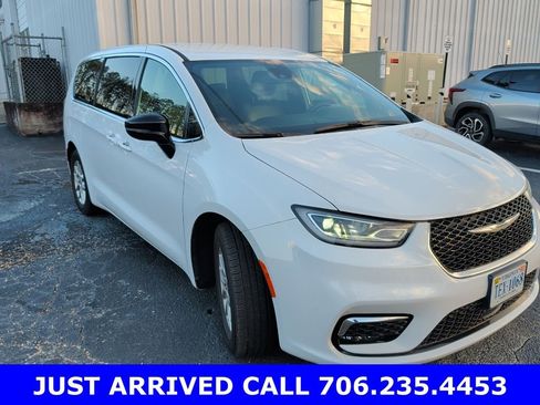 Used 2025 Chrysler Pacifica Select image 1