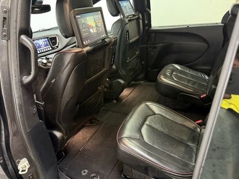 Used 2020 Chrysler Pacifica Limited image 33