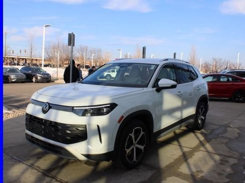 Used 2025 Volkswagen Tiguan SE image 3