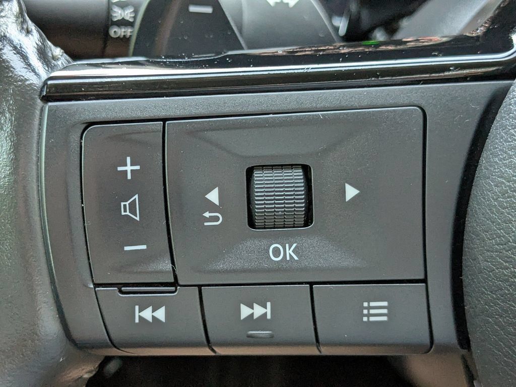 Used 2025 Nissan Pathfinder SL FWD image 25