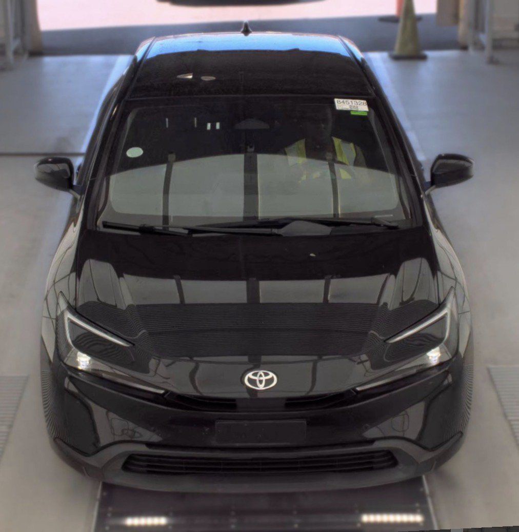 Used 2025 Toyota Prius LE FWD image 3