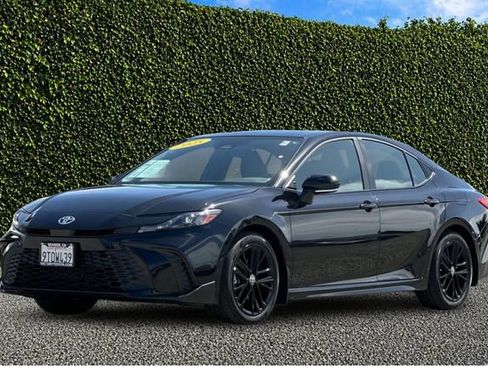Used 2025 Toyota Camry SE FWD image 9