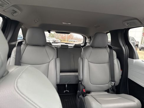 New 2026 Toyota Sienna XLE image 7