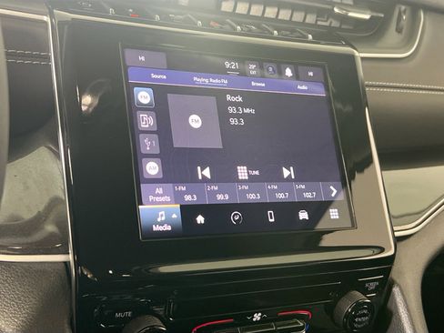 Used 2023 Jeep Grand Cherokee Laredo image 14