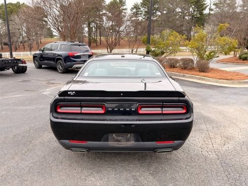 Used 2019 Dodge Challenger SXT image 10
