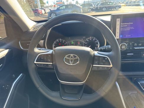 Used 2023 Toyota Highlander XLE image 25
