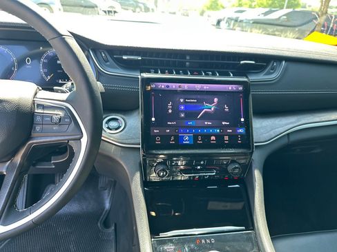 Used 2025 Jeep Grand Cherokee Limited AWD/4WD image 22