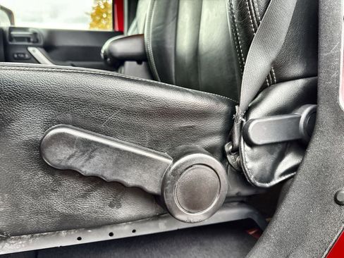 Used 2016 Jeep Wrangler Unlimited Rubicon w/ Connectivity Group image 14