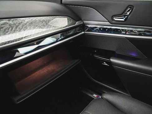 Used 2024 BMW 750e xDrive w/ Premium Package image 20