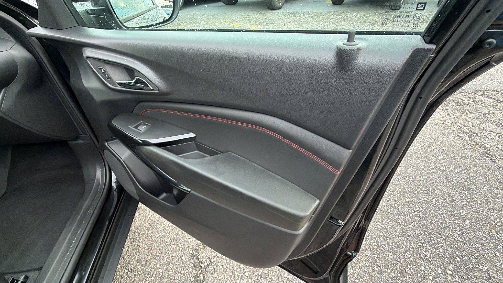Used 2025 Chevrolet Trax RS w/ Sunroof Package FWD image 18