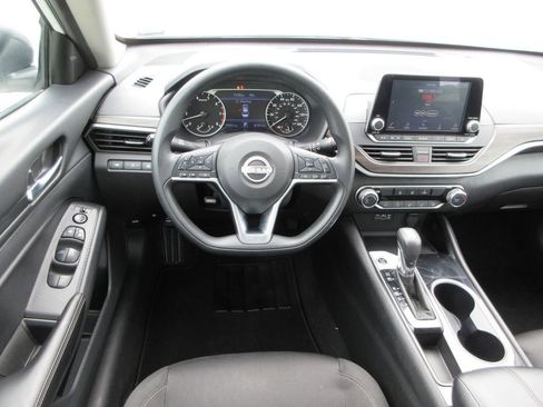 Used 2024 Nissan Altima 2.5 SV FWD image 14