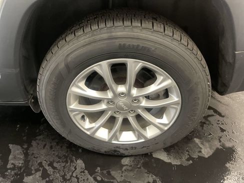 Used 2019 Jeep Cherokee Latitude w/ Popular Appearance Group AWD/4WD image 24