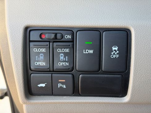 Used 2016 Honda Odyssey Touring Elite image 17