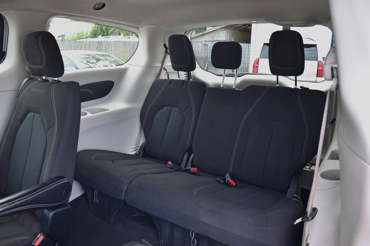 Used 2022 Chrysler Voyager LX FWD image 13