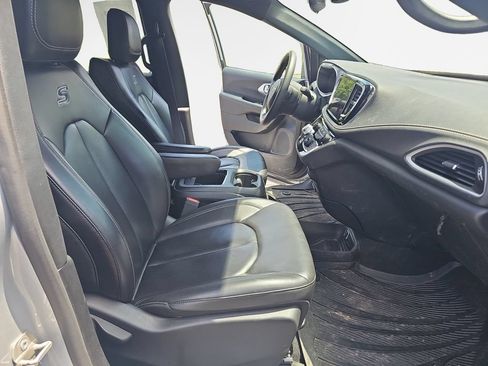 Used 2023 Chrysler Pacifica Touring-L w/ S Appearance Package AWD/4WD image 30