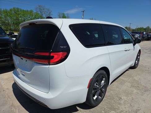 New 2026 Chrysler Pacifica Select FWD image 16