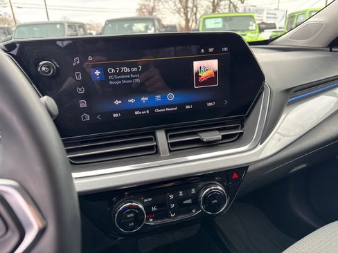 Used 2025 Chevrolet Trax LT w/ Driver Confidence Package image 26