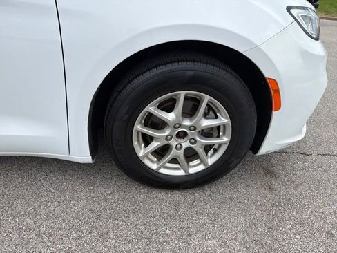 Used 2023 Chrysler Pacifica Touring-L image 43