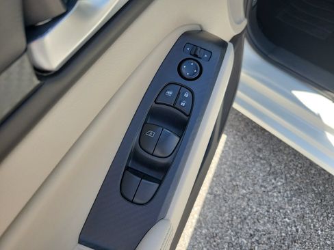 Used 2025 Nissan Altima 2.5 SV FWD image 13