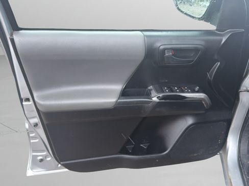 Used 2022 Toyota Tacoma SR5 RWD image 15