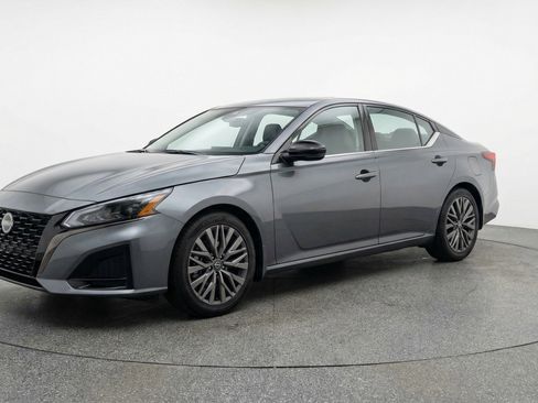 Used 2025 Nissan Altima 2.5 SV FWD image 3
