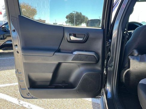 Used 2020 Toyota Tacoma TRD Off-Road image 10