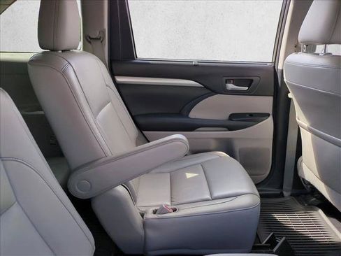 Used 2014 Toyota Highlander XLE FWD image 21