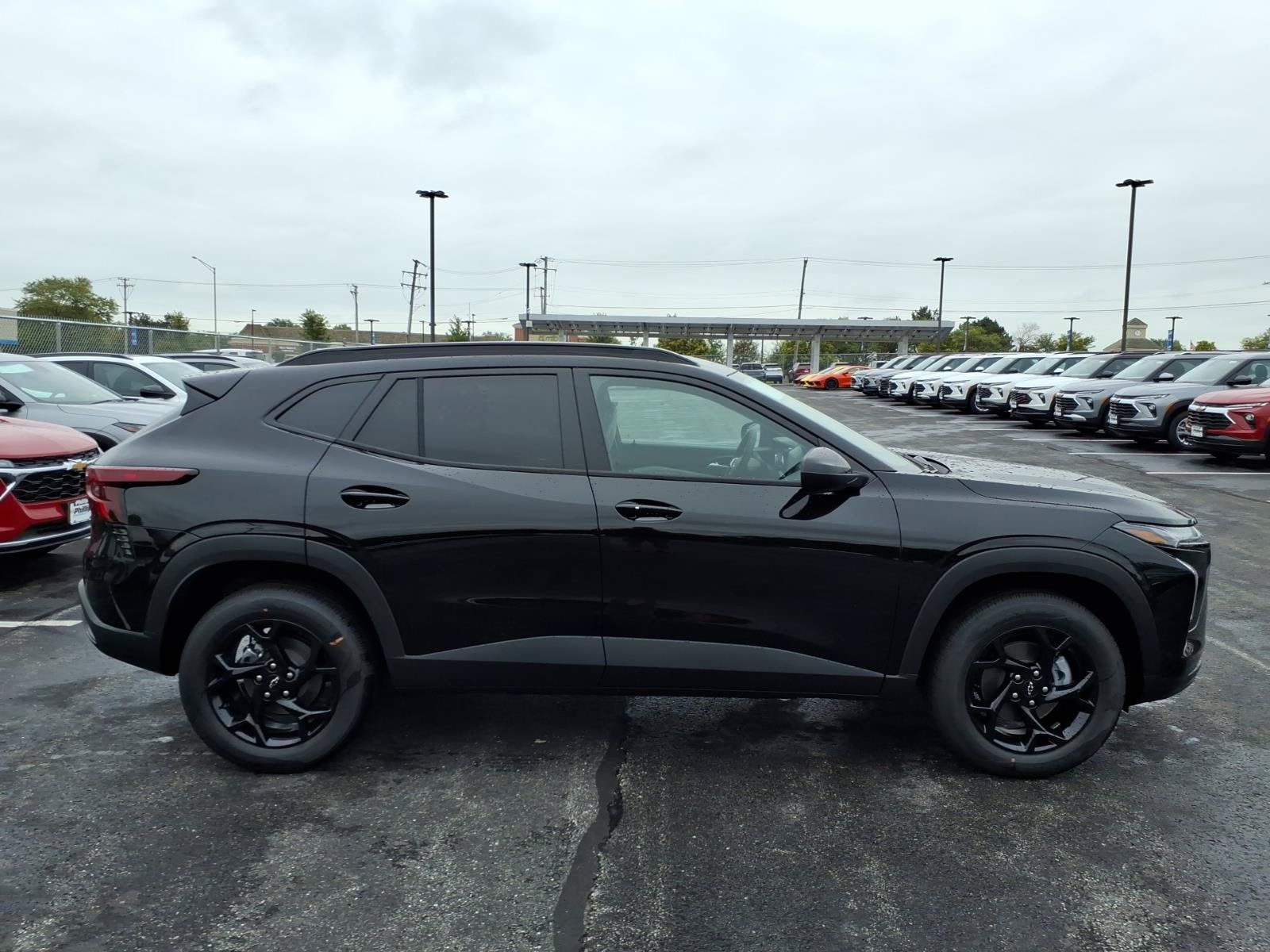New 2026 Chevrolet Trax LT w/ Midnight Edition FWD image 2