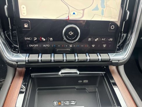 New 2026 GMC Yukon XL Denali w/ Denali Reserve Package image 18