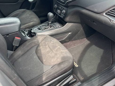 Used 2019 Jeep Cherokee Latitude w/ Popular Appearance Group FWD image 31