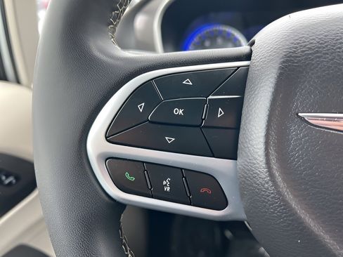 Used 2024 Chrysler Pacifica Touring-L image 48