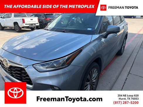 Used 2021 Toyota Highlander Platinum FWD image 1