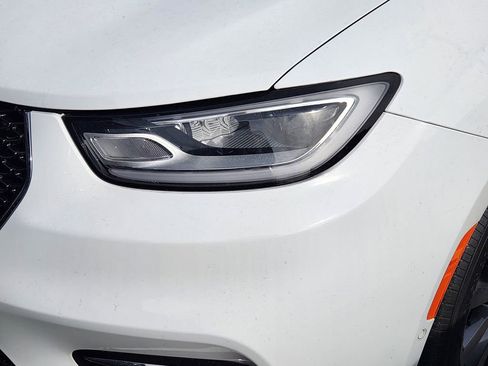 Used 2022 Chrysler Pacifica Touring-L w/ Uconnect Theater Family Group image 4