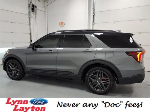 Used 2025 Ford Explorer ST image 6