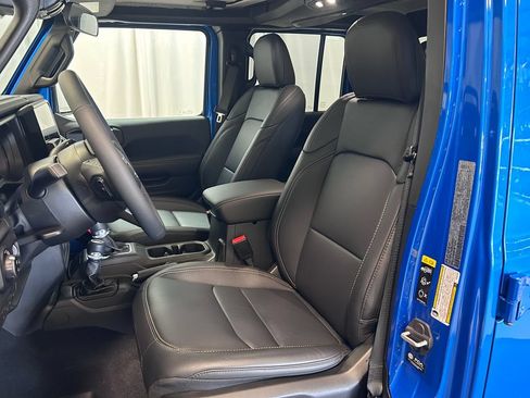 Used 2025 Jeep Gladiator Sport AWD/4WD image 7